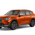 Orangefarbenes BMW-SUV auf weißem Hintergrund, schräg von vorne fotografiert.