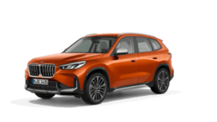 Orangefarbenes BMW-SUV auf weißem Hintergrund, schräg von vorne fotografiert.