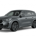 Silberner BMW-SUV auf weißem Hintergrund im BMW Autohaus Mülheim.