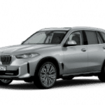 Silberner BMW X5 SUV, seitliche Ansicht auf weißem Hintergrund.