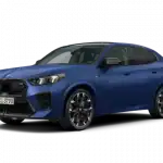 Blauer BMW X2 vor weißem Hintergrund, seitlich von vorne sichtbar.