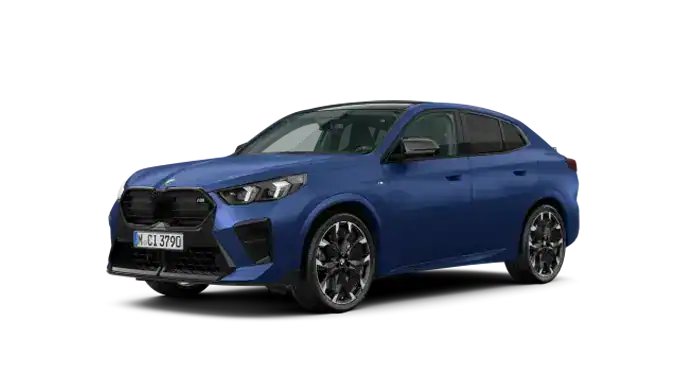 Blauer BMW X2 vor weißem Hintergrund, seitlich von vorne sichtbar.