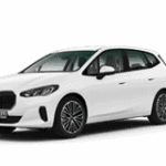 Weißer BMW 2er Active Tourer auf transparentem Hintergrund, seitlich von vorne fotografiert.