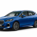 Blauer BMW in Seitenansicht vor weißem Hintergrund.