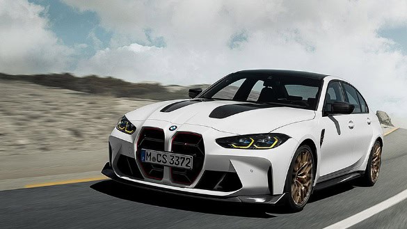 Weißer BMW auf einer Straße mit felsiger Landschaft und bewölktem Himmel im Hintergrund.