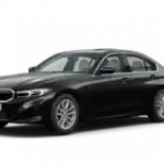 Schwarze BMW-Limousine, seitlich fotografiert, auf weißem Hintergrund.