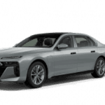 Silberne BMW Limousine, seitliche Ansicht, auf weißem Hintergrund.