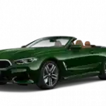 Grünes BMW Cabrio, seitliche Ansicht, vor weißem Hintergrund.