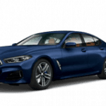Blaues BMW 8er Gran Coupé auf weißem Hintergrund, Seitenansicht.