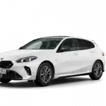 Weißer BMW 1er von der Seite, auf weißem Hintergrund.