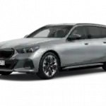 Silberner BMW Touring Plug-in Hybrid, seitliche Ansicht, auf weißem Hintergrund.