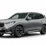 Silberner BMW X3, Seitenansicht, auf weißem Hintergrund.