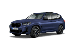 Dunkelblauer BMW X3 M auf weißem Hintergrund, schräg von vorne fotografiert.