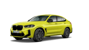 Gelber BMW X4 M vor schwarzem Hintergrund, seitliche Frontansicht.