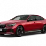 Rotes BMW i5 M60 Auto, Seitenansicht, auf weißem Hintergrund.