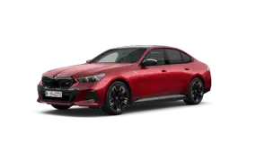 Rotes BMW i5 M60 Auto, Seitenansicht, auf weißem Hintergrund.