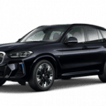Schwarzer BMW iX3, seitliche Ansicht, auf weißem Hintergrund.