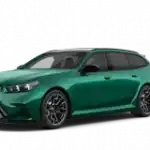 Grüner BMW Kombi auf weißem Hintergrund, Seitenansicht.