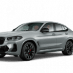 Silberner BMW X4 vor weißem Hintergrund. Sportliches Design, schwarze Felgen.