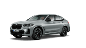 Silberner BMW X4 vor weißem Hintergrund. Sportliches Design, schwarze Felgen.