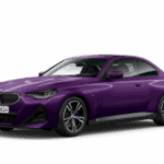 Lila BMW 2er Coupé auf weißem Hintergrund, seitliche Ansicht.