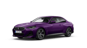 Lila BMW 2er Coupé auf weißem Hintergrund, seitliche Ansicht.