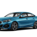 Blaues BMW 2er Gran Coupé vor weißem Hintergrund.