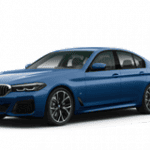 Blauer BMW 5er Limousine, seitliche Ansicht, auf weißem Hintergrund.