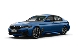 Blauer BMW 5er Limousine, seitliche Ansicht, auf weißem Hintergrund.