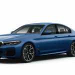 Blauer BMW 5er Limousine, seitliche Ansicht, auf weißem Hintergrund.