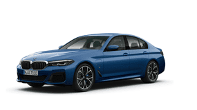 Blauer BMW 5er Limousine, seitliche Ansicht, auf weißem Hintergrund.