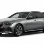 Silberner BMW Kombi seitlich von vorne auf weißem Hintergrund.