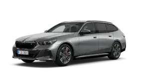 Silberner BMW Kombi seitlich von vorne auf weißem Hintergrund.