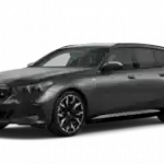 Schwarzer BMW Kombi steht auf weißem Hintergrund, Seitenansicht links.