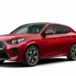 Roter BMW iX2 vor weißem Hintergrund, Seitenansicht.