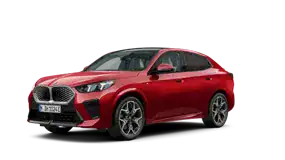 Roter BMW iX2 vor weißem Hintergrund, Seitenansicht.