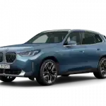 Blauer BMW X3 Plug-in-Hybrid vor schwarzem Hintergrund, seitliche Frontansicht.