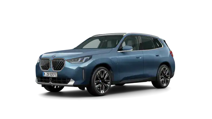 Blauer BMW X3 Plug-in-Hybrid vor schwarzem Hintergrund, seitliche Frontansicht.
