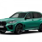Grüner BMW X5M SUV vor schwarzem Hintergrund, seitliche Frontansicht.