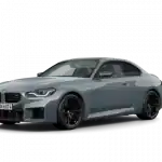 Silbernes BMW 2er Coupé vor schwarzem Hintergrund, seitliche Ansicht.