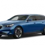 Blauer BMW Kombi auf weißem Hintergrund, seitlich von vorne fotografiert.