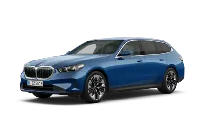 Blauer BMW Kombi auf weißem Hintergrund, seitlich von vorne fotografiert.