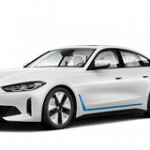 Weiße BMW Limousine, seitliche Ansicht, mit blauen Akzenten, auf grauem Hintergrund.