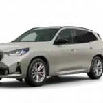 Silberner BMW X3M50 von vorne, dreiviertel Ansicht, auf weißem Hintergrund.