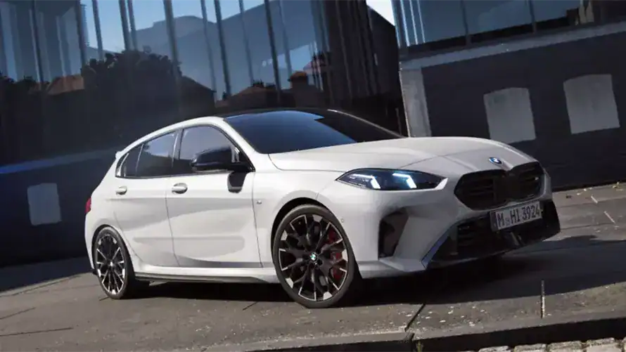 Ein weißes BMW-Auto vor einem modernen Gebäude bei Tageslicht.