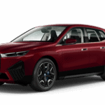 Rotes Auto auf weißem Hintergrund, seitlich fotografiert.