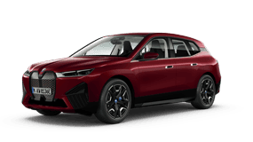 Rotes Auto auf weißem Hintergrund, seitlich fotografiert.