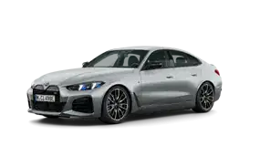 Silberner BMW i4M50 von der Seite, auf weißem Hintergrund.