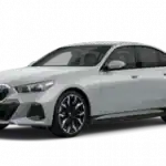 Silberner BMW i5 vor weißem Hintergrund, Seitenansicht.