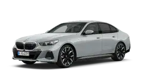 Silberner BMW i5 vor weißem Hintergrund, Seitenansicht.